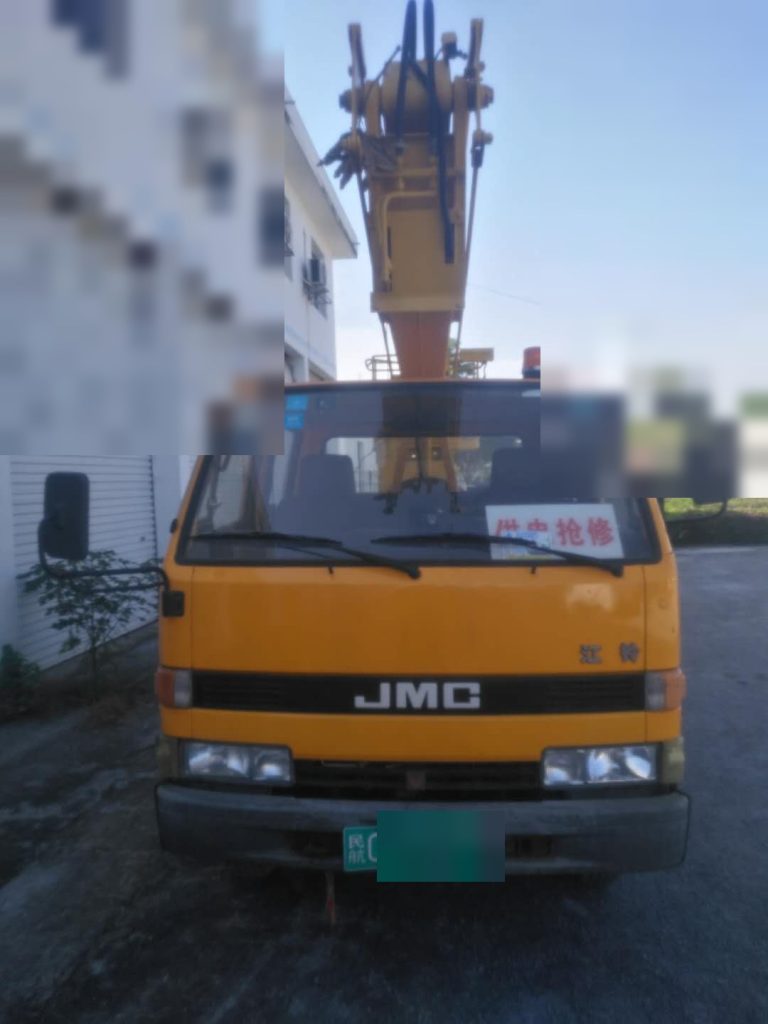 AIFILTECH 机场抢修车尾气净化器安装案例（正面） | AIFILTECH airport rescue truck exhaust purifier installation (front view)