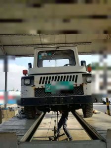 AIFILTECH 机场行李牵引车尾气净化器举升检查 | AIFILTECH airport baggage tractor exhaust purifier on lift