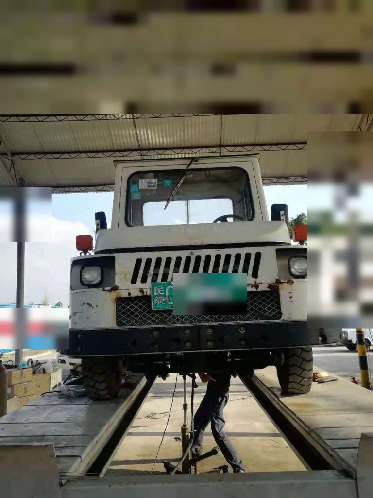 AIFILTECH 机场行李牵引车尾气净化器举升检查 | AIFILTECH airport baggage tractor exhaust purifier on lift