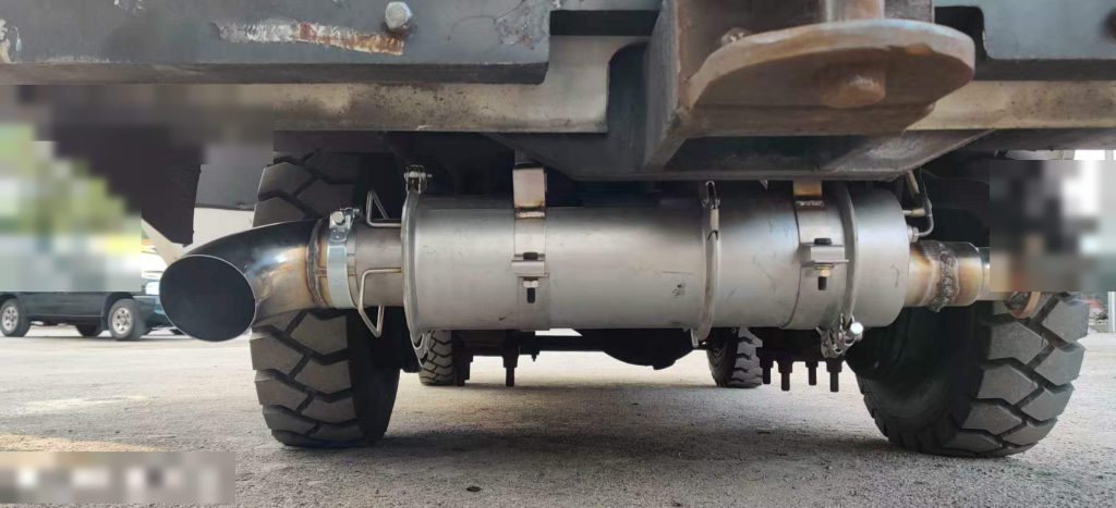 AIFILTECH 机场车辆底盘尾气净化器安装特写 | AIFILTECH airport vehicle underbody exhaust purifier close-up