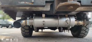 AIFILTECH 机场车辆底盘尾气净化器安装特写 | AIFILTECH airport vehicle underbody exhaust purifier close-up
