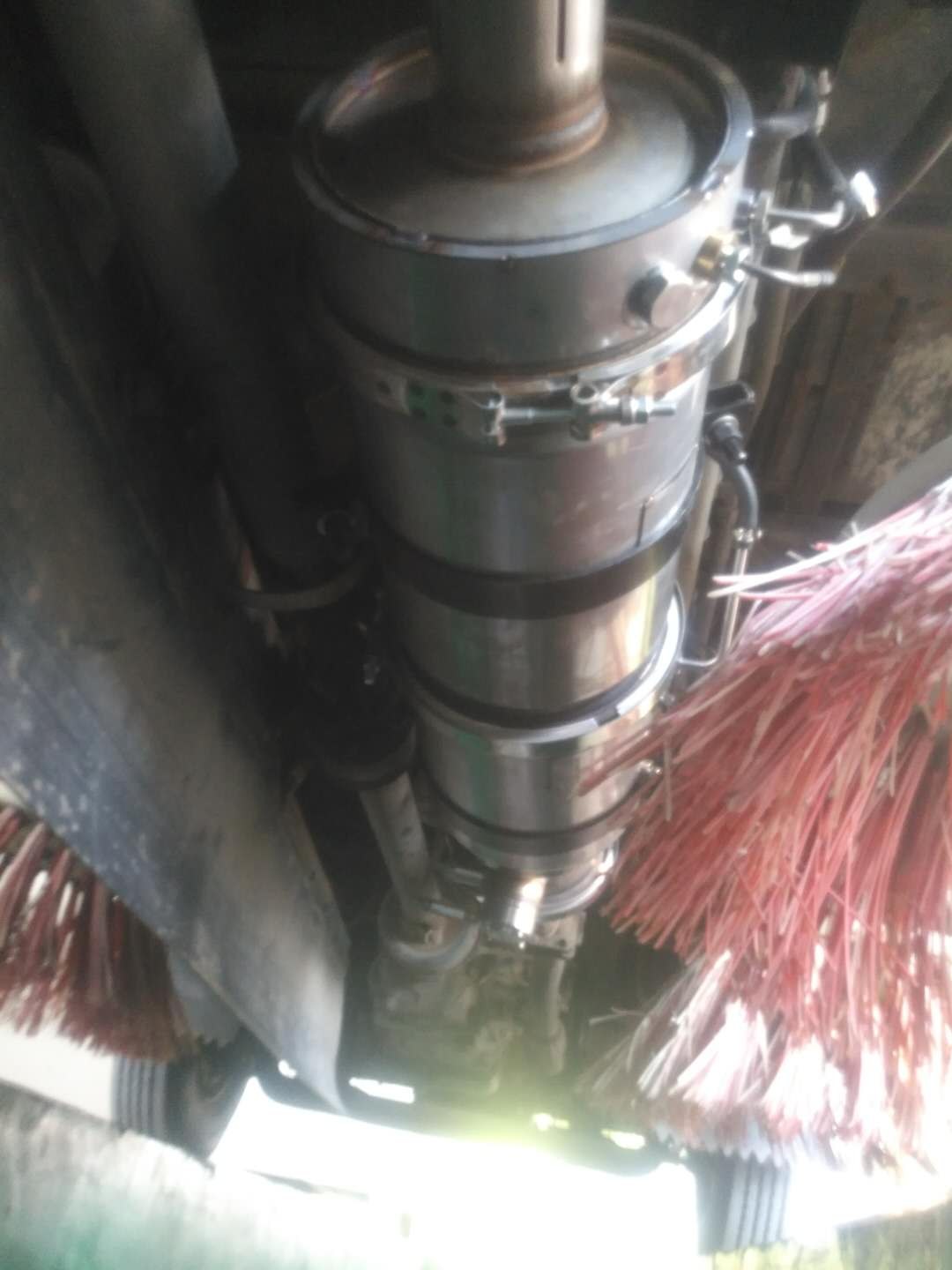 AIFILTECH 机场车辆尾气净化器垂直安装特写 | AIFILTECH airport vehicle exhaust purifier vertical install