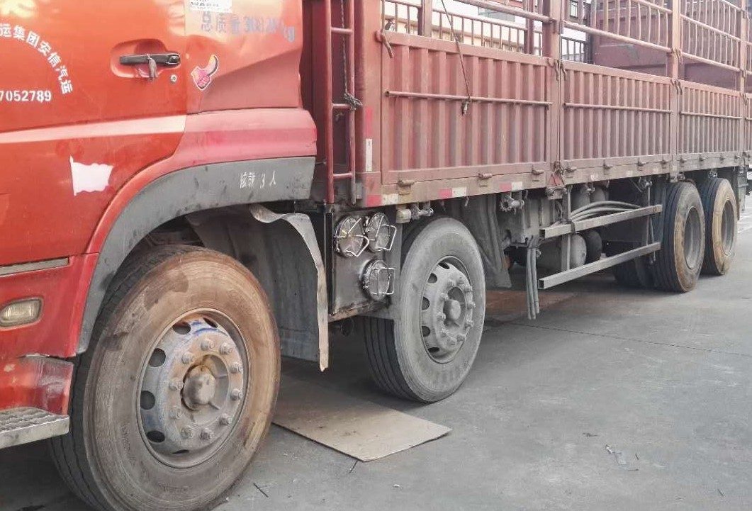 Home AIFILTECH 货车尾气净化器底盘安装案例 | AIFILTECH heavy truck chassis-mounted exhaust purifier installation