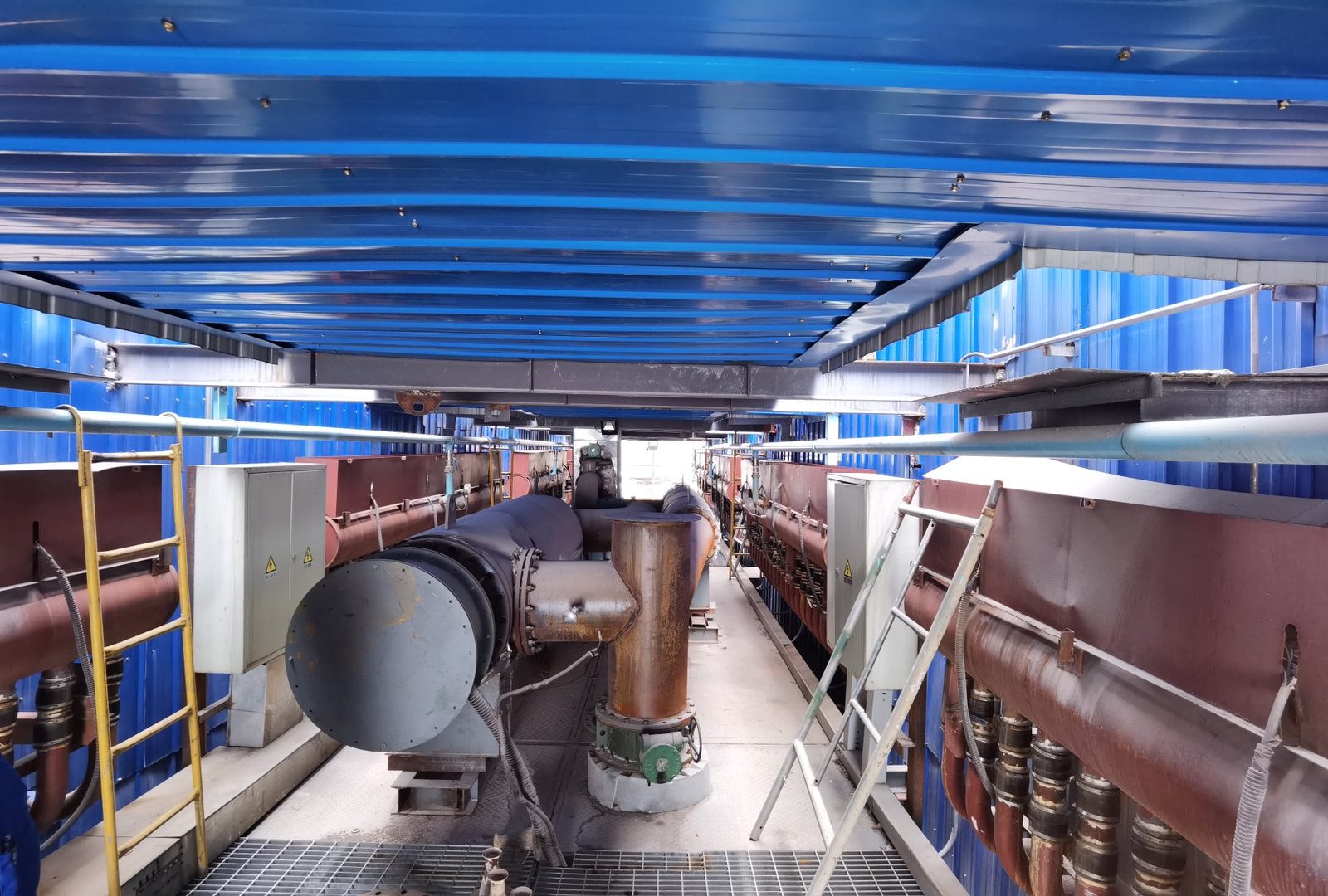 除尘器进风总管与箱体内部结构 - AIFILTECH dust collector inlet manifold and interior casing