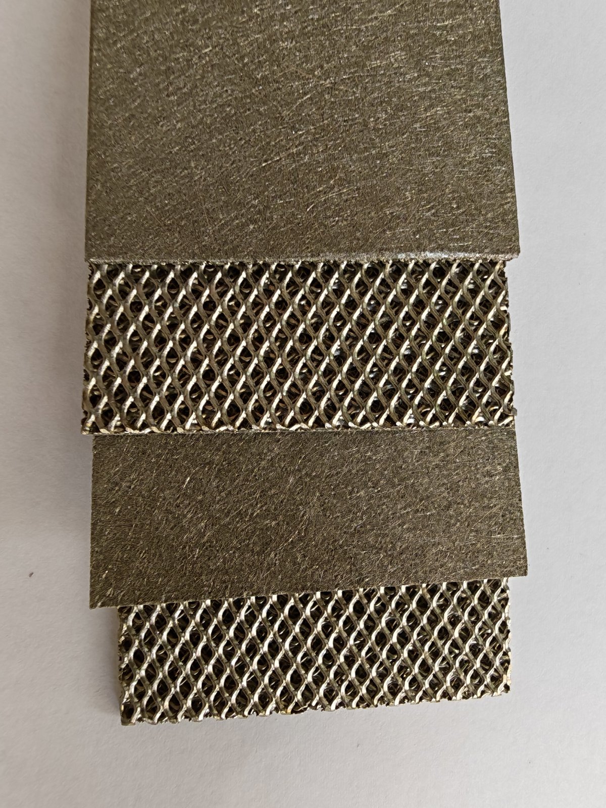 Composite nickel fiber felt sheets with mesh layers
