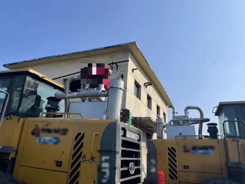 铲车黑烟净化器驾驶室安装实拍 - AIFILTECH wheel loader black smoke purifier cab install