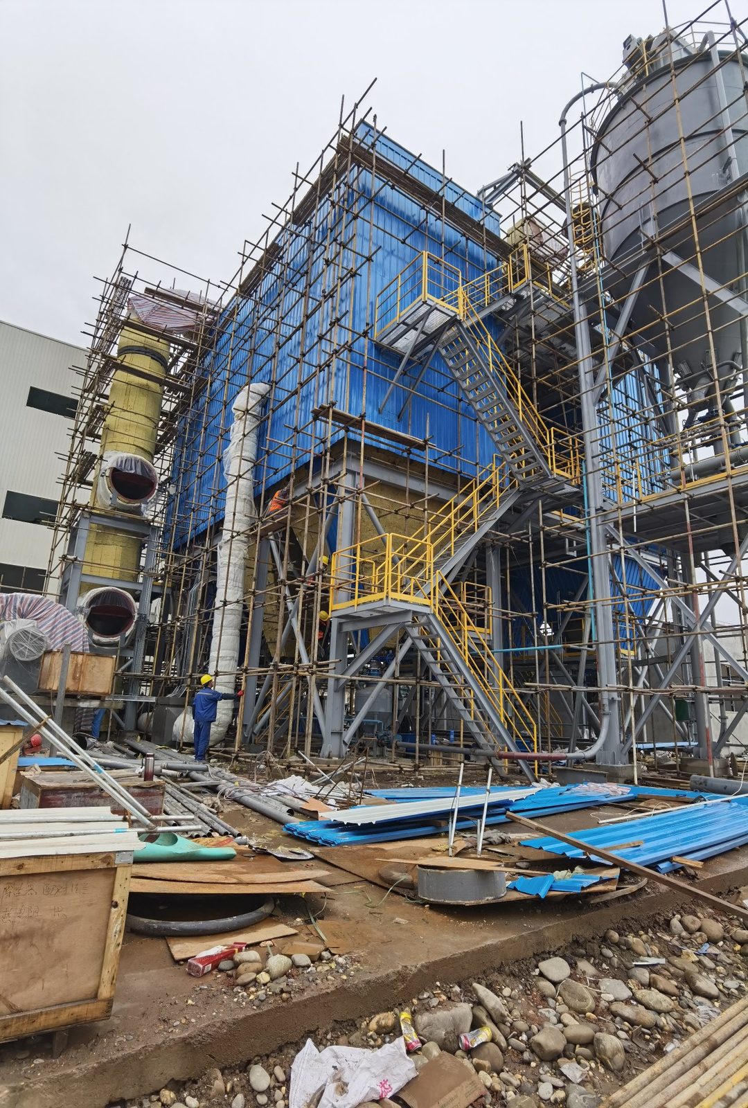 高温除尘器箱体吊装与脚手架安装现场 - AIFILTECH dust collector casing erection with scaffolding