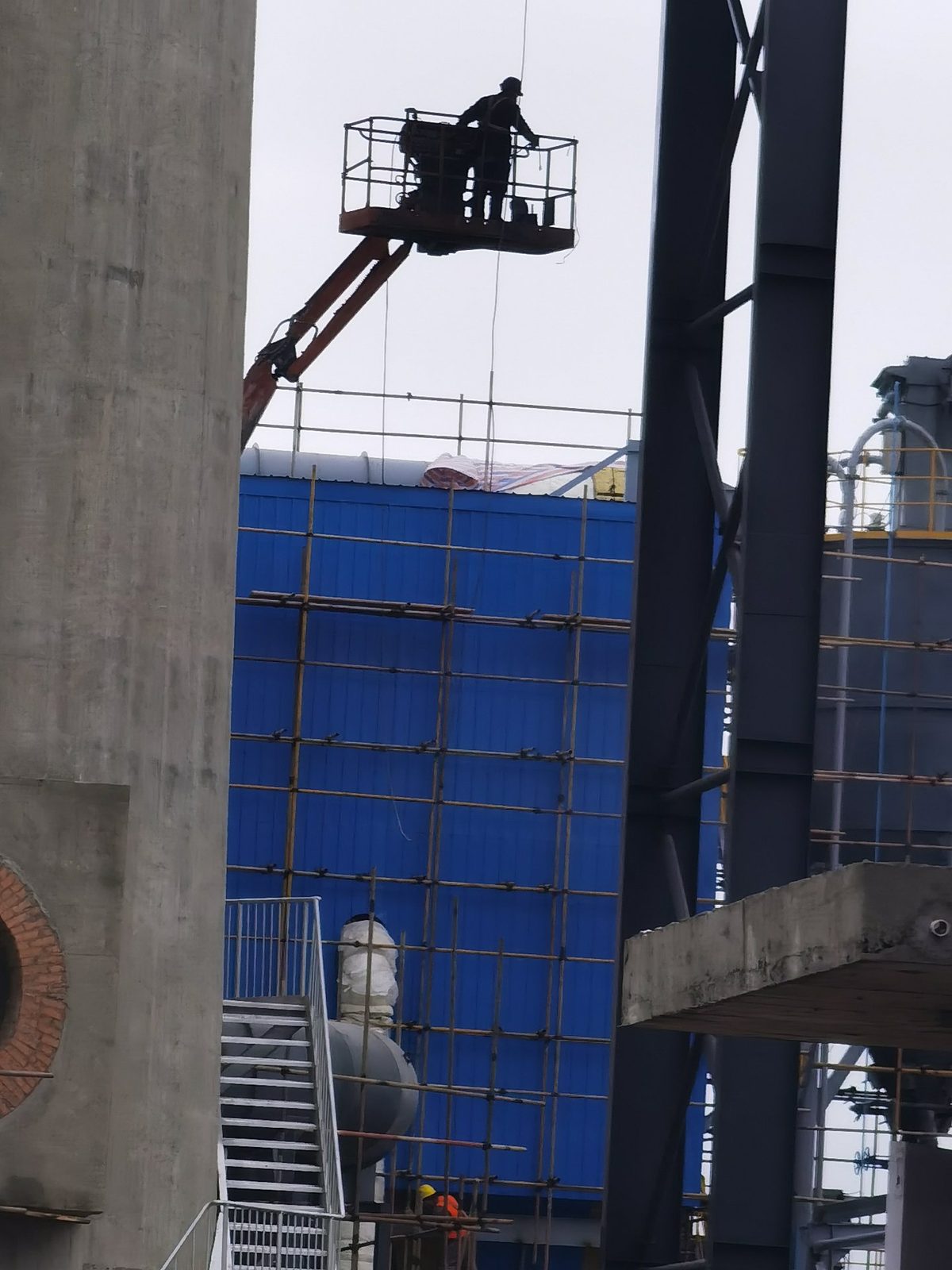 曲臂车高空作业进行除尘器顶部安装 - AIFILTECH boom lift work on dust collector roof
