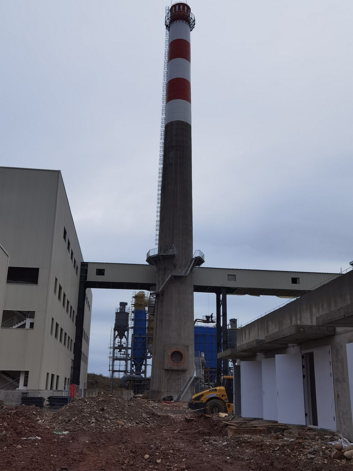 除尘系统烟囱与厂区总貌 - AIFILTECH dust collection stack and plant view