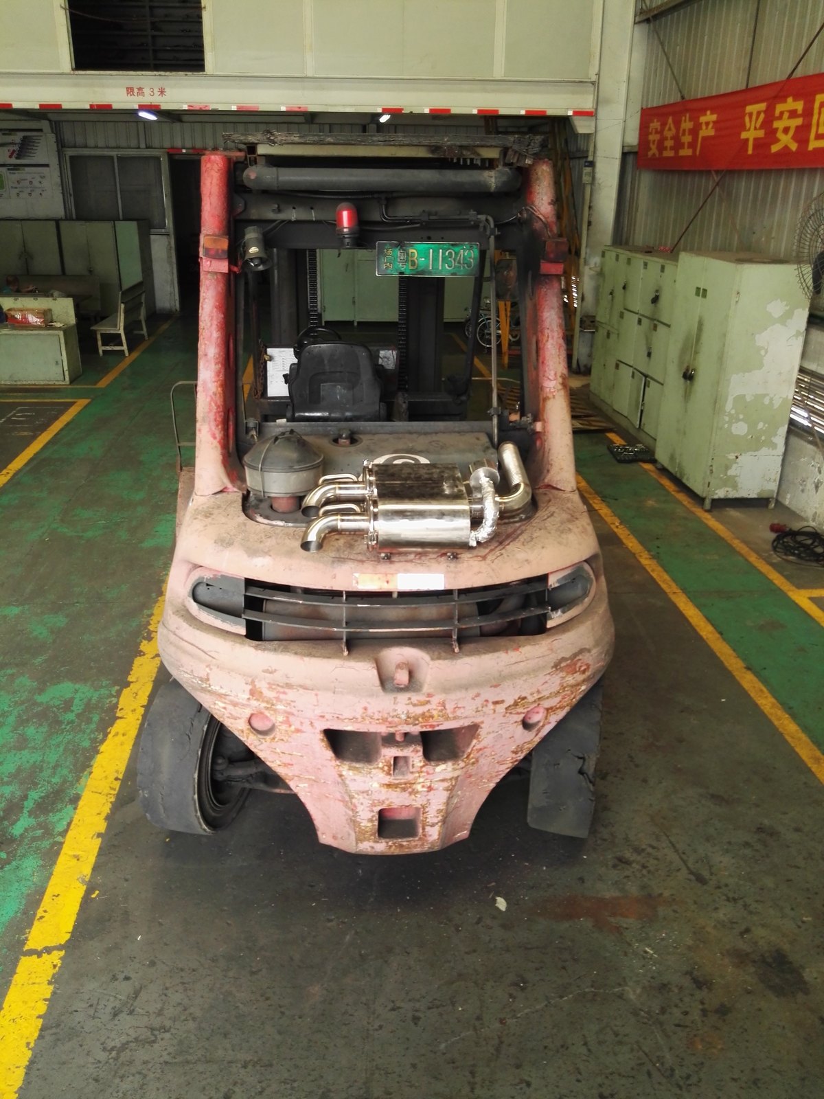AIFILTECH 尾气净化器整车安装实拍（正面） | AIFILTECH purifier installed on vehicle (front view)