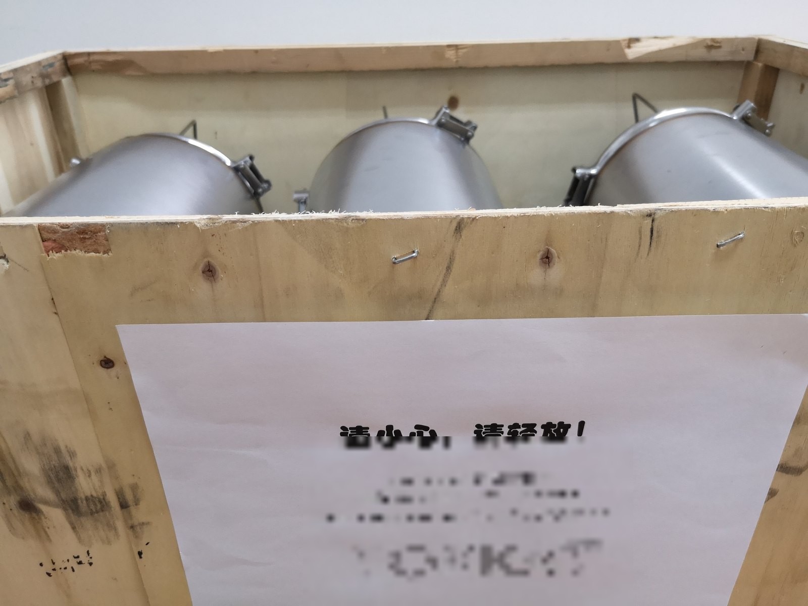 AIFILTECH 尾气净化器木箱包装发货 | AIFILTECH purifiers packed in wooden crate