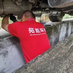 AIFILTECH 货车尾气净化器安装现场：车底管路施工 | AIFILTECH truck exhaust purifier installation: underbody piping work